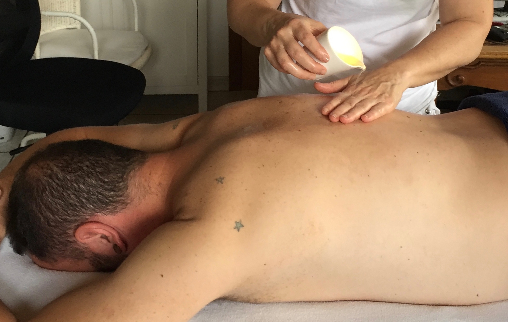 Illustration d'une séance de massage à la bougie