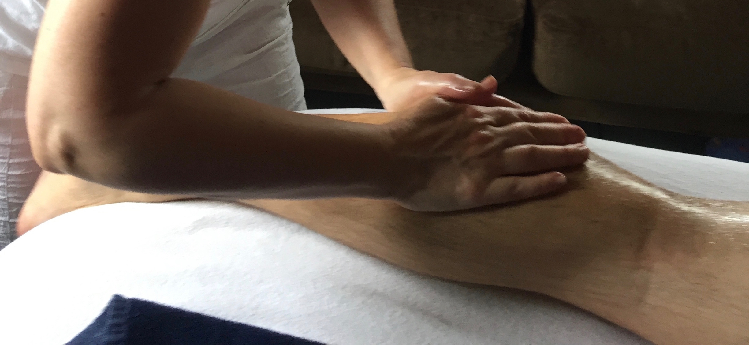 Illustration d'une séance de massage plexus solaire